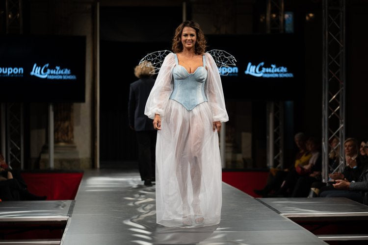Alayah als Blue Wedding Designerin