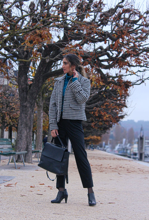 Woll Jacke im Chanel-Stil mit Hahnentritt Muster / Raglan Pullover aus feiner Wolle / Sportliche Hose aus Wolle mit geradem Bein / Pack Easy Tasche aus echtem Leder