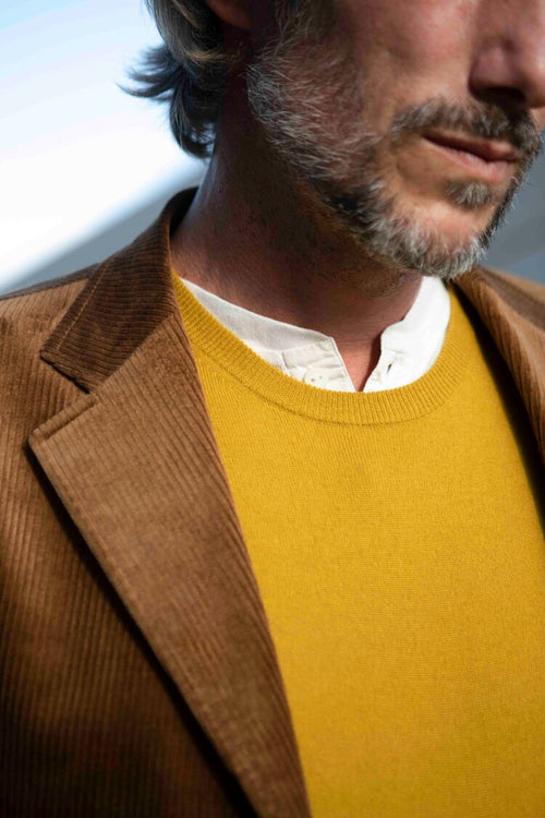 Sakko aus Cordsamt mit gelbem Strickshirt